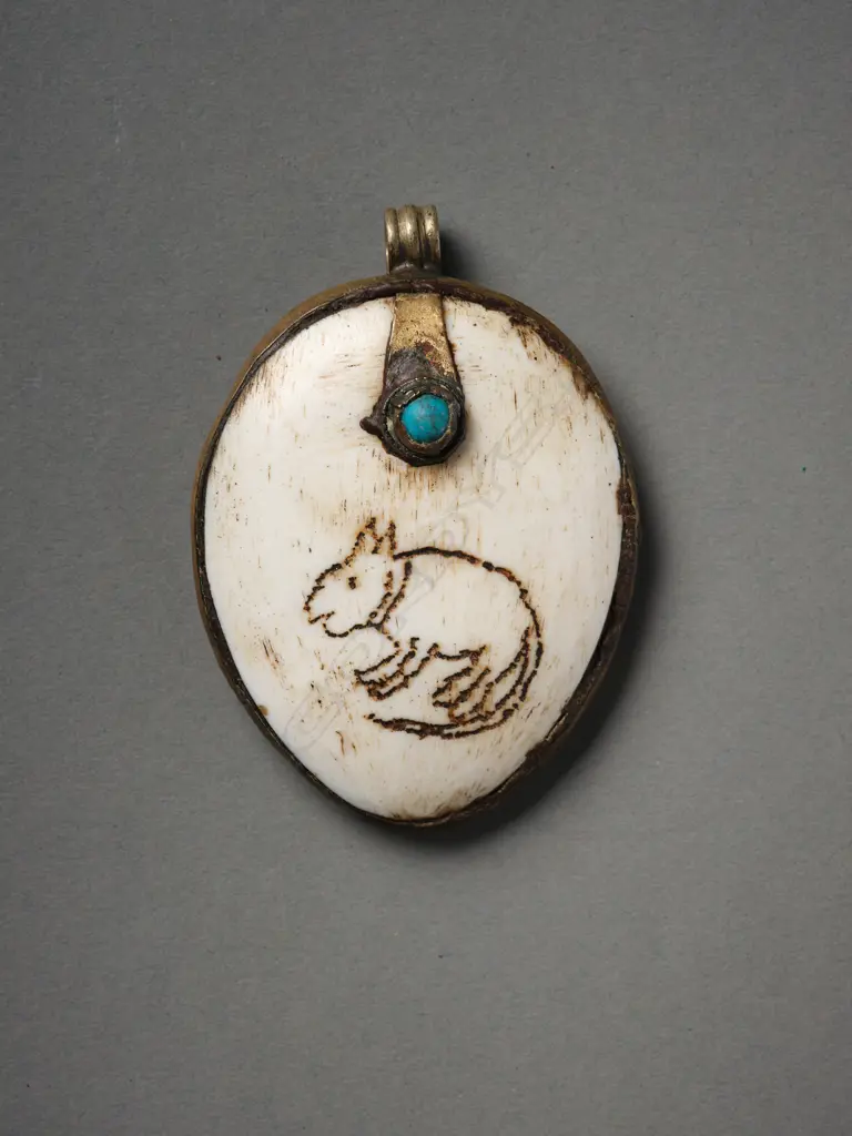 Bone pendant engraved with dog, Image 1++